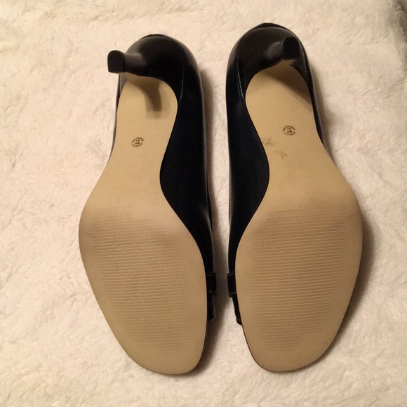 NWOT Navy blue heels with buckle - Picture 5 of 8